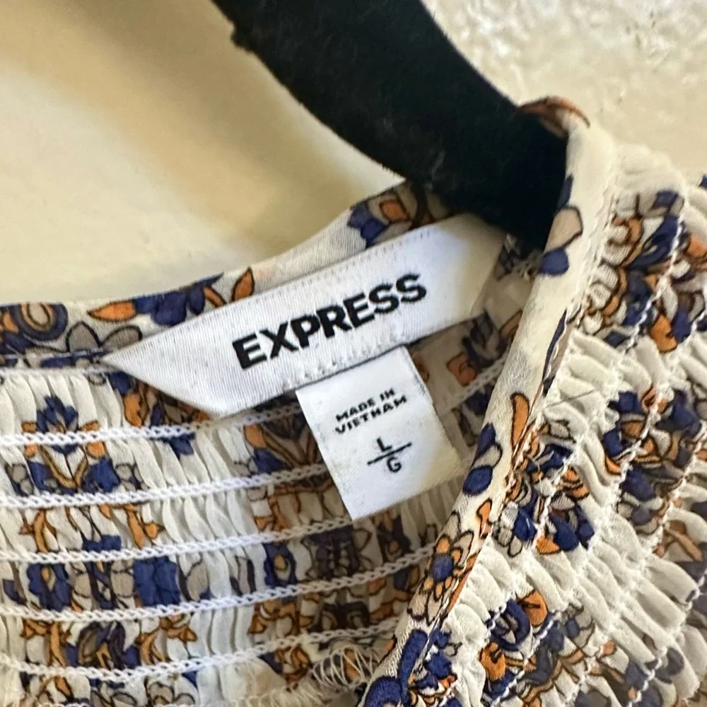 Express Floral Paisley Sleeveless Blouse with Pleated Neckline - Picture 8 of 8